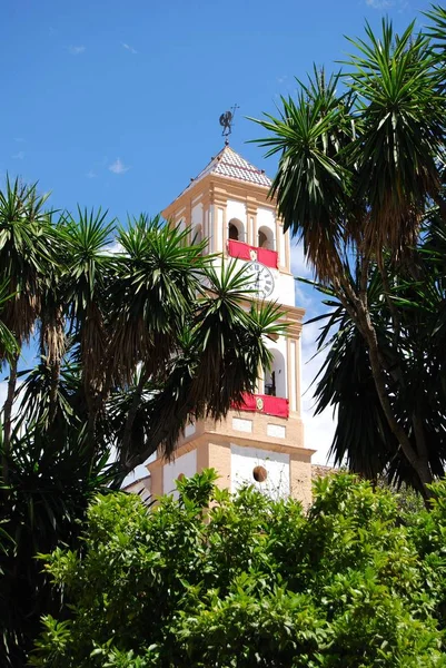 Vista de la torre del reloj de la iglesia de Santa Maria, Marbella, España . — Foto de Stock
