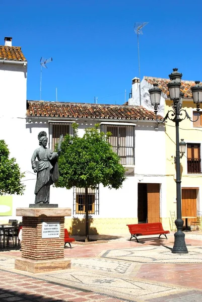 Estatua de San Bernardo en la Plaza de la Iglesia, Marbella, España . — Foto de Stock