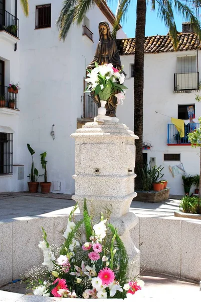 Figurine on plinth out Santo Cristo church in the old town, Marbella, Ισπανία. — Φωτογραφία Αρχείου