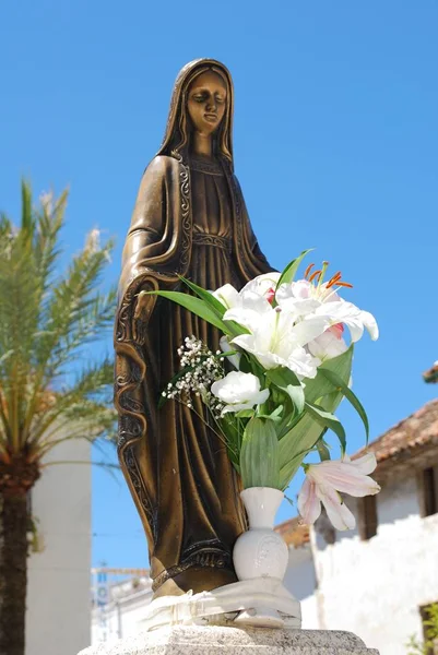 Figurina no plinto fora da igreja de Santo Cristo na cidade velha, Marbella, Espanha . — Fotografia de Stock