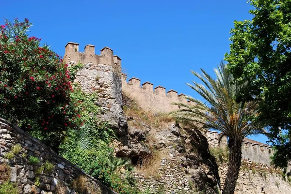 Kale duvarı ve siperler görünüyor, Marbella, İspanya. — Stok fotoğraf