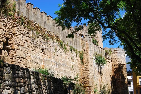 Vista da muralha e ameias do castelo, Marbella, Espanha . — Fotografia de Stock