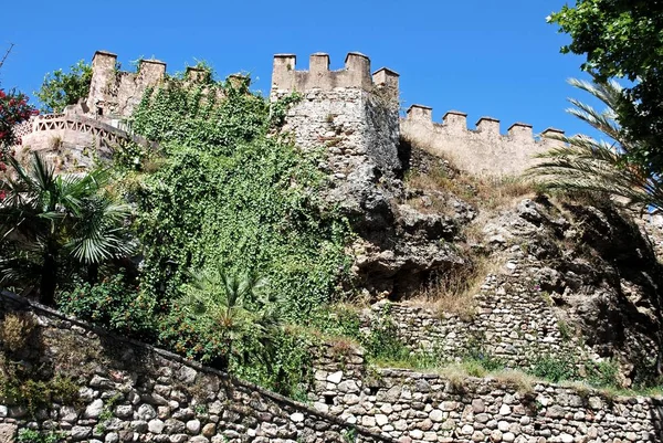 Vista de la muralla y almenas del castillo, Marbella, España . — Foto de Stock