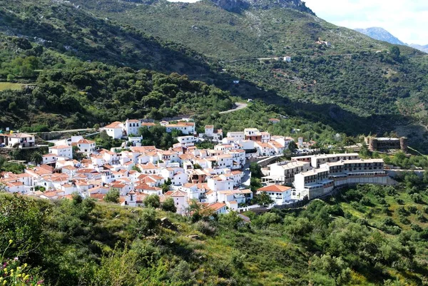 Vista elevada da cidade branca e montanhas, Benadalid, Espanha . — Fotografia de Stock
