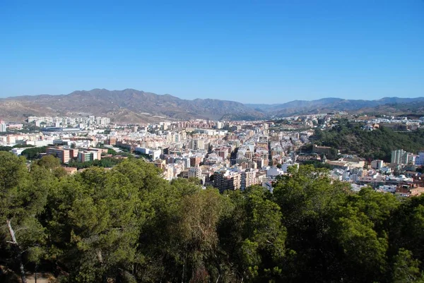 Vista elevada sobre la ciudad mirando al noroeste desde el castillo, Málaga, España . — Foto de Stock