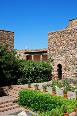 Malaga Şatosu, Malaga, İspanya 'daki Nasrid Sarayı' nda tedarikçi avlusu ve bahçeler.