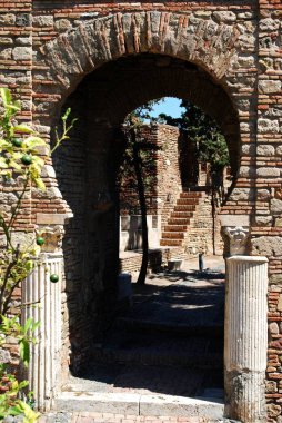 Malaga kalesindeki Sütun Kapısı 'ndan bak, Malaga, İspanya.