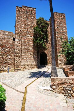 Malaga Şatosu, Malaga, İspanya 'daki tedarikçilerin avlusunda kemerli kapı..