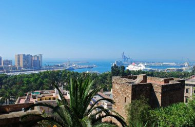 Kale duvarlarıyla yükseltilmiş liman manzarası ve ön planda Hristiyan Kapısı, Malaga, İspanya.