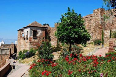 Malaga, İspanya 'daki Malaga şatosunun güneyinden görülen yüksek duvarlı kalesi..