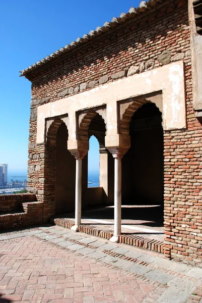Patio aside Torre de Maldonado a Malaga kastélyban található Nasrid palotában, Malaga, Spanyolország. — Stock Fotó