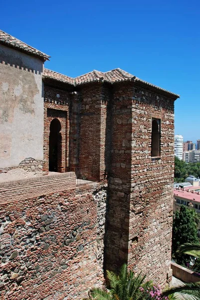 Emelt kilátás a Torre de Maldonado a Nasrid palota a Malaga kastély, Malaga, Spanyolország. — Stock Fotó