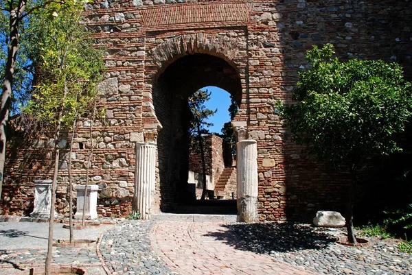 Vista através de Column Gate no castelo de Málaga, Málaga, Espanha . — Fotografia de Stock