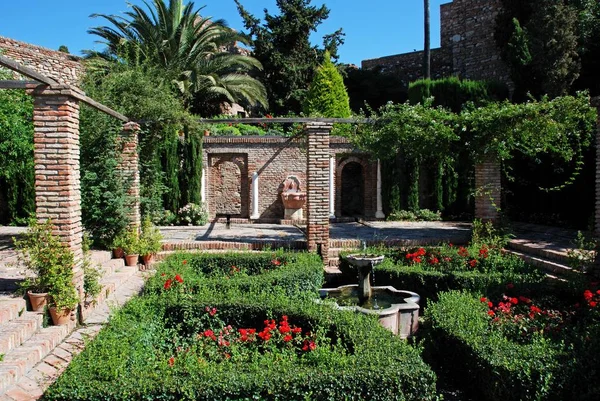 Leverancier binnenplaats tuinen in Malaga kasteel, Malaga, Spanje. — Stockfoto