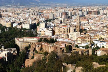 İspanya, Malaga kalesinden görülen liman ve şehir manzarası yükseldi..