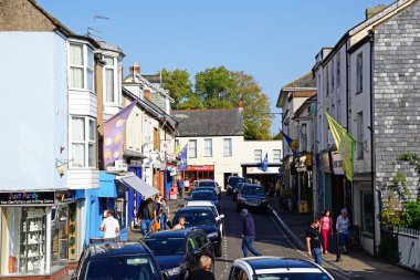 Holyrood caddesi boyunca dükkan manzarası, Chard, Uk.