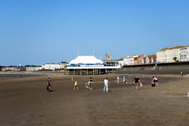 Turistler plajda dinleniyor. Kordon arkada, Burnham-on-Sea, Uk..