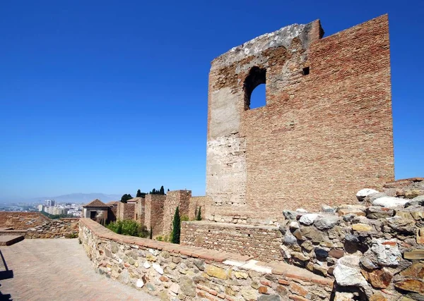 Felső fallal körülvett körzet és torony a Malaga vár, Malaga, Spanyolország. — Stock Fotó