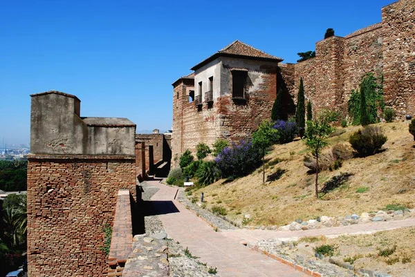 スペイン、マラガのマラガ城で南から見た城塞の上壁の境内. — ストック写真