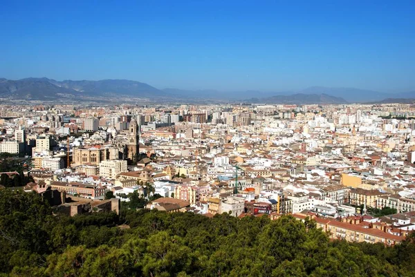 Vista elevada de la ciudad con la catedral en primer plano vista desde el castillo, Málaga, España . — Foto de Stock