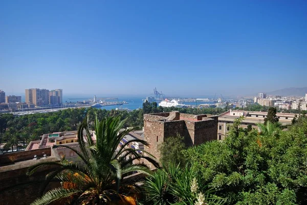Elevata vista sul porto con le mura del castello in primo piano, Malaga, Spagna . — Foto Stock