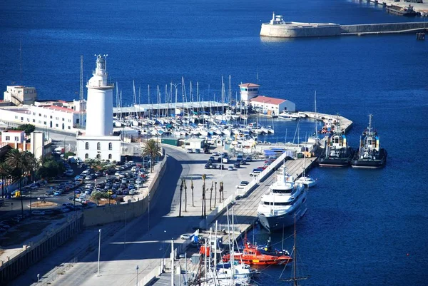 Zvýšený výhled na přístav a maják s jachtami ukotvenými v přístavu, Malaga, Španělsko. — Stock fotografie