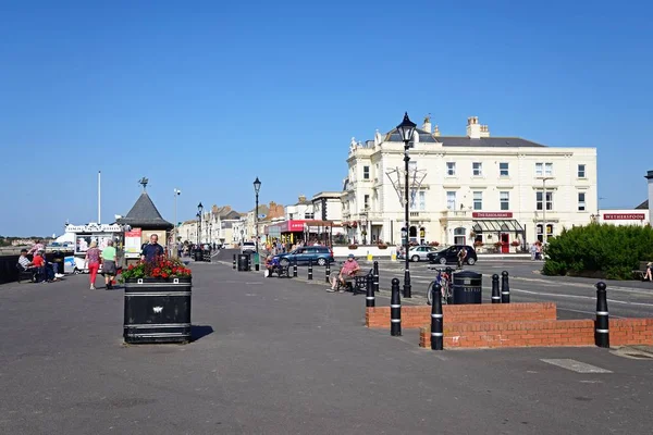 Vue le long de l'Esplanade sur le front de mer avec des touristes profitant du cadre, Burnham-on-Sea, Royaume-Uni . — Photo