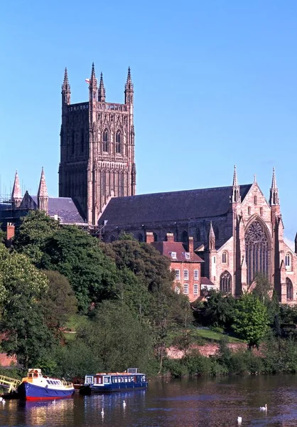 Worcester Cathedral alongside the River Severn. — Stock Photo, Image
