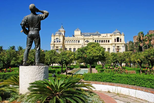 Estatua del vendedor de flores de Biznaguero en los jardines de Pedro Luis Alonso con el ayuntamiento en la parte trasera, Málaga, España . —  Fotos de Stock