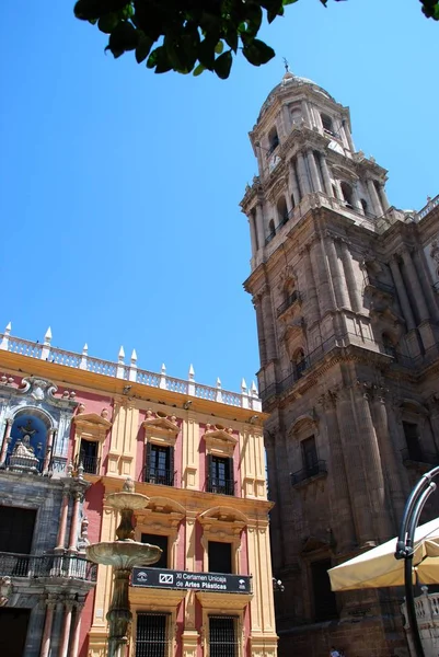 Vista del Palacio Episcopal y del campanario de la Catedral en el centro de Málaga, España . —  Fotos de Stock