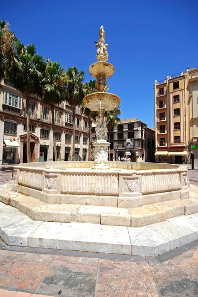 Вид на фонтан Генової на Конституційну площу, Малага, Іспанія.. — стокове фото