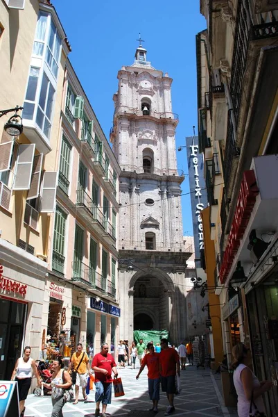 Vista de la torre de la iglesia de San Juan Bautista al final de una calle comercial en el centro de Málaga, España . —  Fotos de Stock