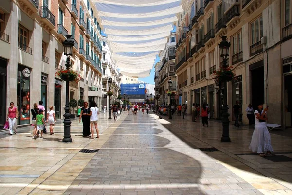 Sklepy i klienci wzdłuż głównej ulicy handlowej Calle Marques de Larios w centrum miasta, Malaga, Hiszpania. — Zdjęcie stockowe