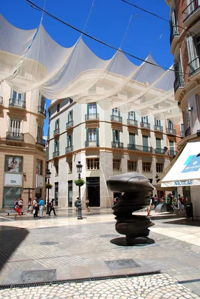 Moderní socha podél hlavní nákupní ulice Calle Marques de Larios v centru města, Malaga, Španělsko. — Stock fotografie