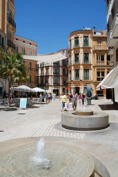Fontes e cafés de pavimento na praça da cidade com pessoas desfrutando do cenário, Málaga, Espanha . — Fotografia de Stock