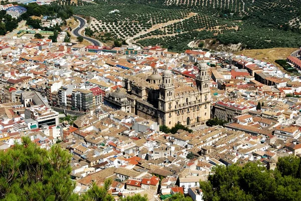 Vista sobre os telhados da cidade com a Catedral no centro, Jaen, Espanha . — Fotografia de Stock