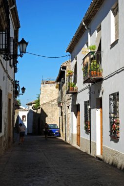 İspanya 'nın Baeza kentindeki geleneksel İspanyol yerleşim sokağına bakın..