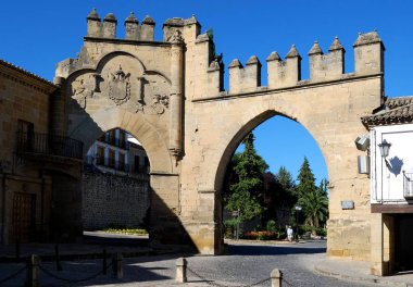 İspanya 'nın Baeza şehrinde bulunan Populo Meydanı' nda Puerta de Jaen ile birlikte Arco de Villalar 'ın manzarası..