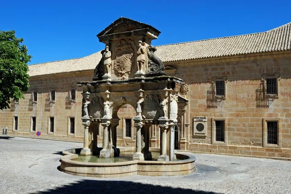 Kilátás a Santa Maria szökőkútra a St. Philip Neri Szemináriumi Egyetemmel hátul, Baeza, Spanyolország. — Stock Fotó