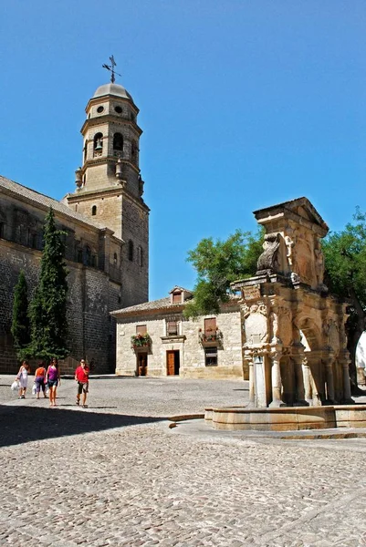 Kilátás a katedrális a Santa Maria szökőkút jobbra a Santa Maria Plaza, Baeza, Spanyolország. — Stock Fotó