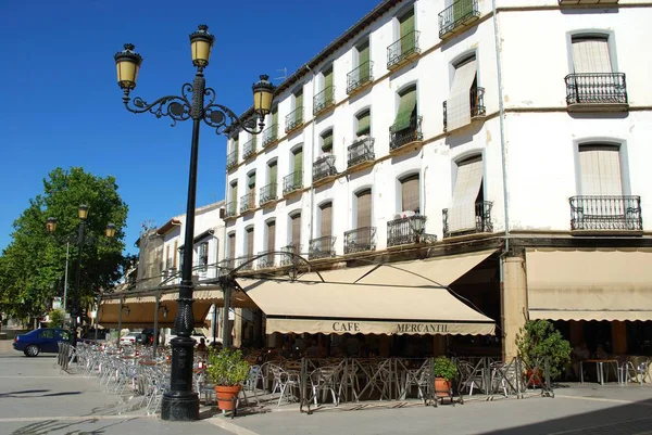 Chodník kavárna v Plaza de la Constitucion s tradiční španělské pouliční osvětlení v popředí, Baeza, Španělsko. — Stock fotografie