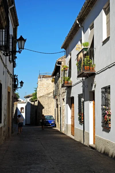 Vue sur une rue résidentielle traditionnelle espagnole dans la vieille ville, Baeza, Espagne . — Photo