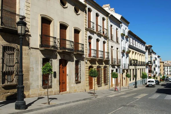 Tiendas y negocios tradicionales españoles a lo largo de la calle Obispo Narvaez, Baeza, España . — Foto de Stock