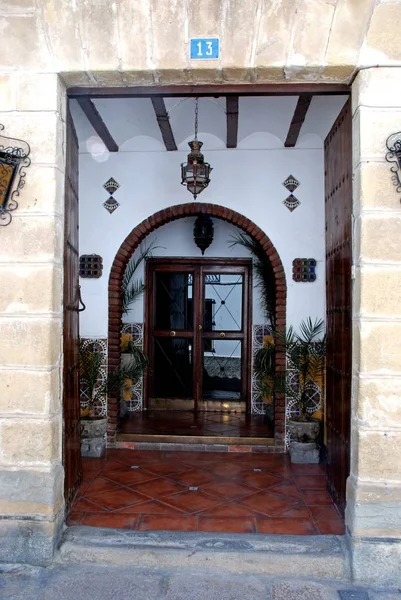 Patio tradicional de entrada al edificio español, Baeza, España . — Foto de Stock