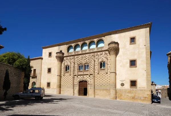 Widok z przodu Pałacu Jabalquinto, Baeza, Hiszpania. — Zdjęcie stockowe