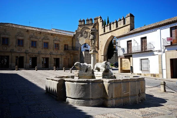 Fontanna lwów na Plaza de Populo z łukiem Villalar i łukiem Jaen z tyłu, Baeza, Hiszpania. — Zdjęcie stockowe