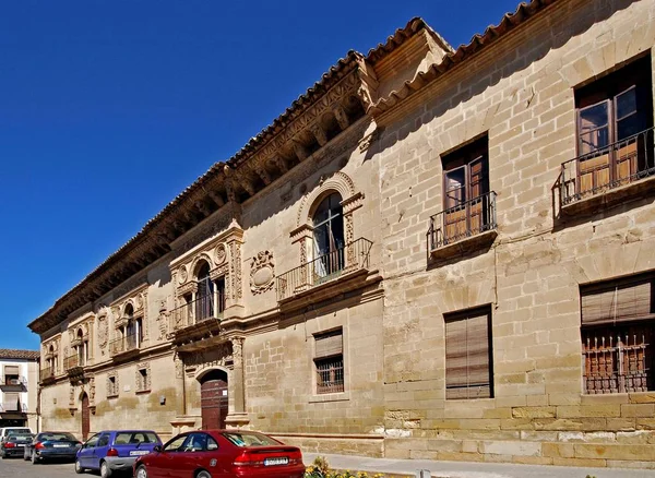 Pohled zepředu na radnici podél ulice Cardenal Benavides, Baeza, Španělsko. — Stock fotografie