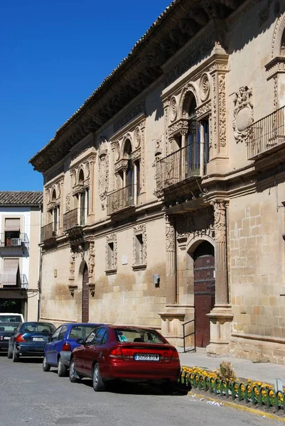Vista frontal da prefeitura ao longo da rua Cardenal Benavides, Baeza, Espanha . — Fotografia de Stock