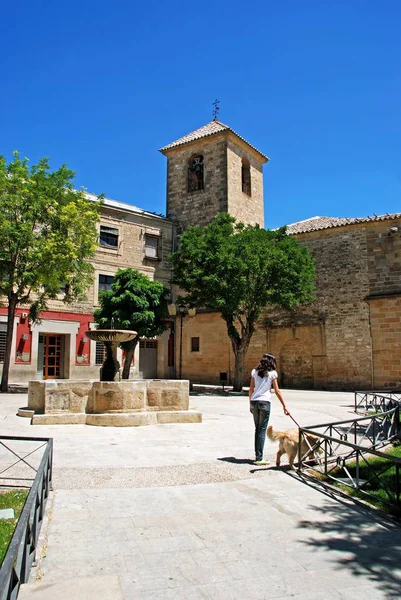 Brunnen auf der plaza san pedro, ubeda, spanien. — Stockfoto