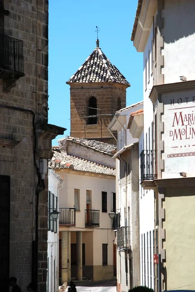 Vista a lo largo de una típica calle del casco antiguo, Ubeda, España . — Foto de Stock